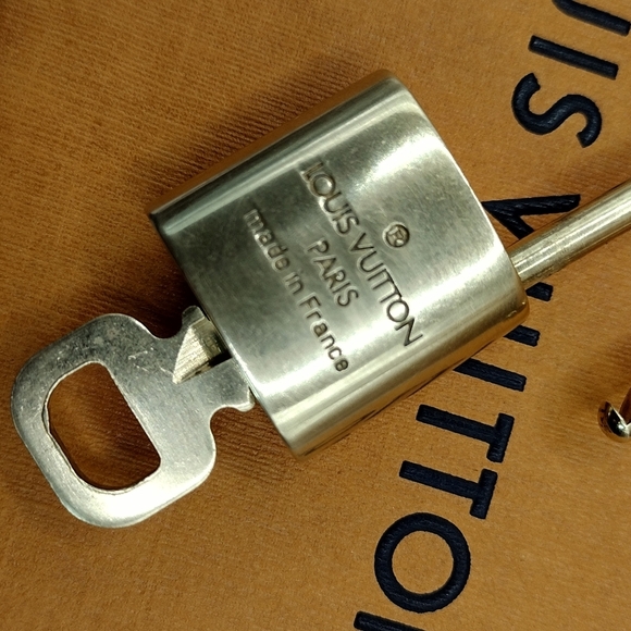 Louis Vuitton Lock & Key Authentic - Picture 3 of 9